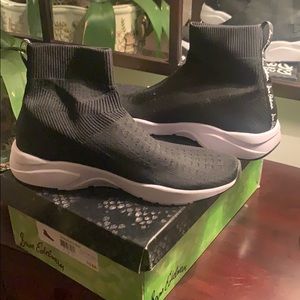 Knit high top tennis shoes